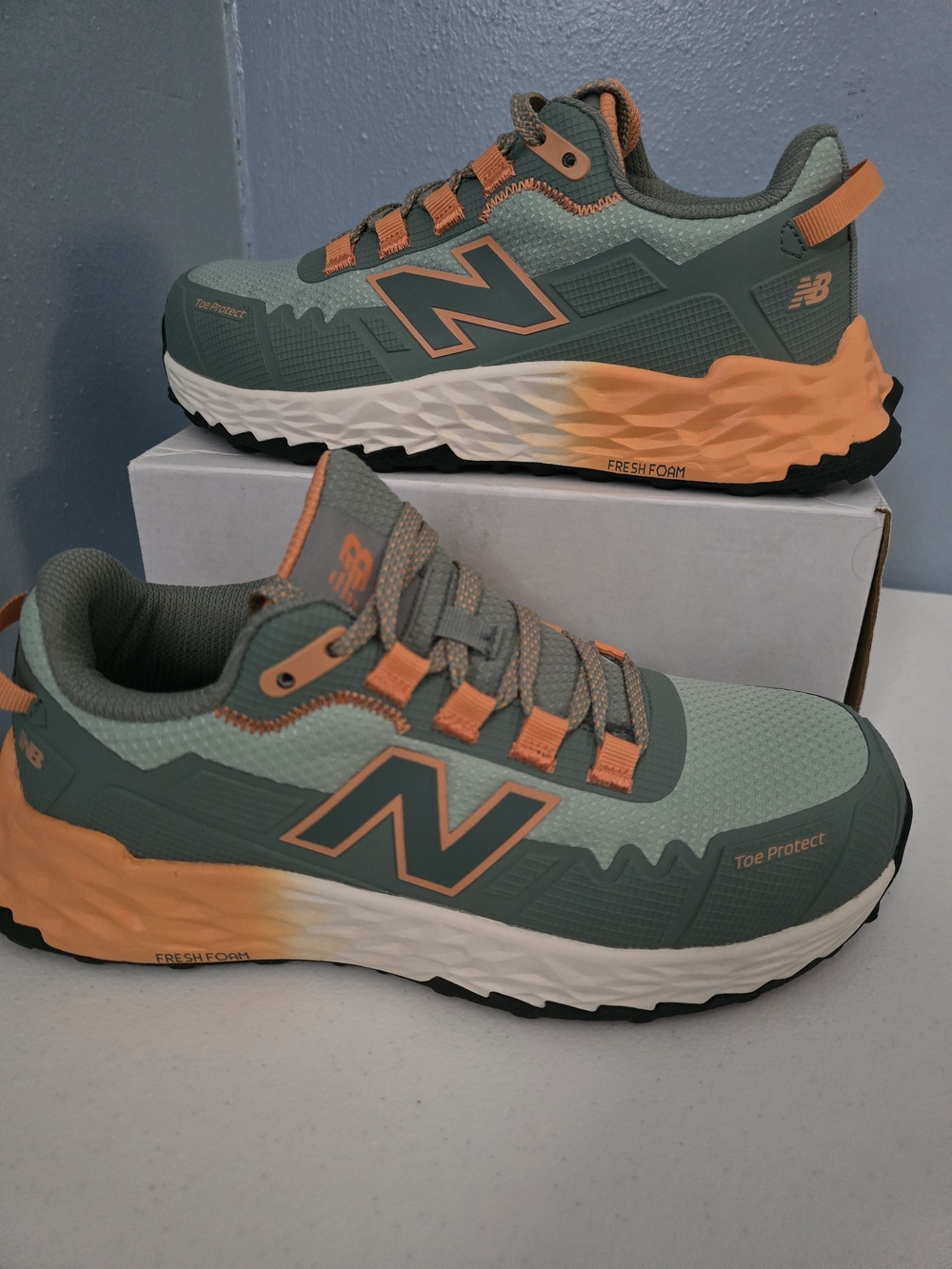 New Balance Fresh Foan womens Size7 Green and Orange Composite Toe Work Shoes